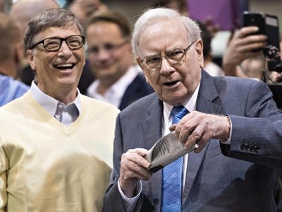 Bill Gates (trái) và Warren Buffett đã là bạn bè 26 năm qua. Ảnh: AFP