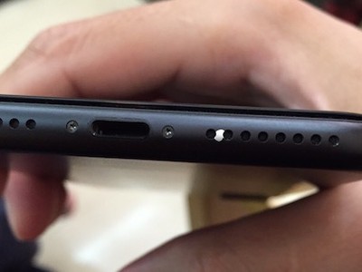 Một chiếc iPhone 7 bị tróc sơn gần vị trí loa ngoài.