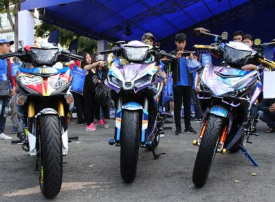 Bản độ lấy cảm hứng từ môtô Ninja H2 (giữa) giành giải nhất cuộc thi trang trí Exciter.