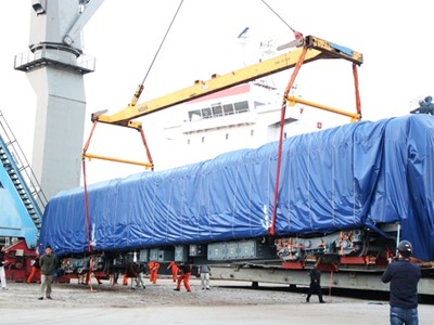 Đầu máy tàu nặng 35 tấn, dài 19 m, cao 3,8 m, rộng ngang 2,8 m được cẩu từ trên tàu xuống sân bãi. Ảnh: Giang Chinh