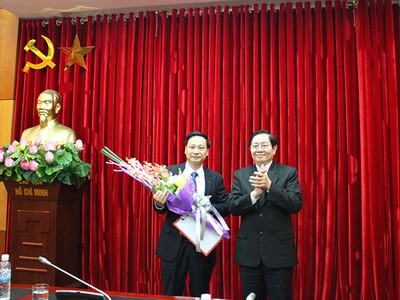 Bộ trưởng Lê Vĩnh Tân trao quyết định và chúc mừng ông Phạm Đức Toàn. Ảnh Moha.gov.vn 