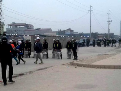 Ngay sau khi vụ va chạm xảy ra, lực lượng công an địa phương đã có mặt kịp thời để đảm bảo an ninh trật tự vàtiến hành giải tánđám đông. Ảnh Vnexpress