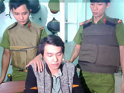 Nghi phạm Hoàng bình thản khi bị công an bắt giữ. Ảnh: Nguyễn Đông.