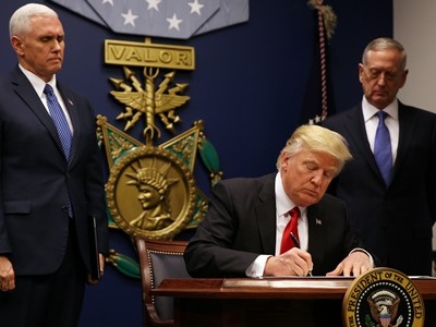 Tổng thống Donald Trump ký sắc lệnh cấm nhập cảnh lần đầu ngày 27/1. Ảnh: Reuters.