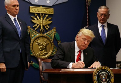 Trump ký sắc lệnh cấm nhập cảnh. Ảnh:Reuters