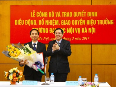 Bộ trưởng Lê Vĩnh Tân trao quyết định và chúc mừng ông Nguyễn Bá Chiến. Ảnh Moha.gov.vn