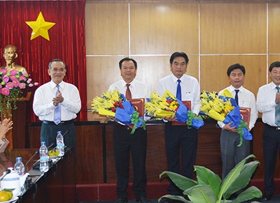 Ông Phạm Văn Cành và ông Trần Thanh Liêm trao quyết định và chúc mừng các cán bộ được bổ nhiệm. Ảnh báo Bình Dương