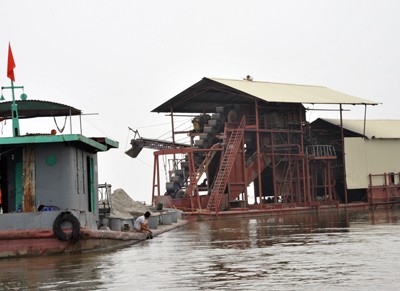 Các dự án khai thác cát trên sông Cầu qua huyện Quế Võ (Bắc Ninh) đã tạm dừng. Tàu cát tập kết, án binh bất động ở tỉnh Bắc Giang. Ảnh:Bá Đô.