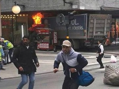 Xe tải lao vào một cửa hàng trên phố đi bộ ở thủ đô Stockholm. Ảnh:Twitter