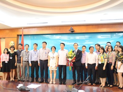 Thứ trưởng Hoàng Vĩnh Bảo cùng tập thể cán bộ Nhà Xuất bản Thông tin và Truyền Thông. Ảnh Mic.gov.vn
