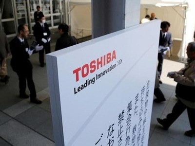 Cổ đông tham dự cuộc họp bất thường của Toshiba cuối tháng trước. Ảnh:Reuters