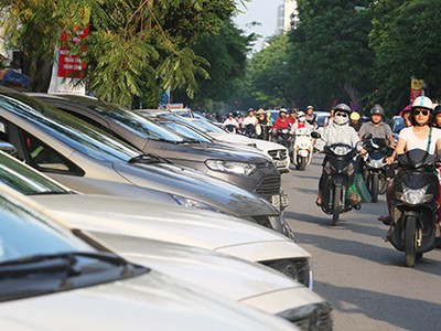 Hà Nội đã cấp phép cho việc trông giữ ôtô dưới lòng đường tại một số tuyến phố trung tâm. Ảnh:Ngọc Thành.