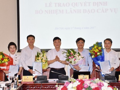 Bộ trưởng Bộ Tư pháp Lê Thành Long trao quyết định và chúc mừng các bán bộ. Ảnh Moj.gov.vn