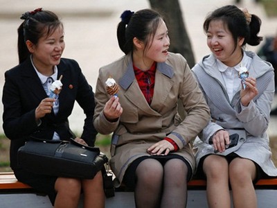 Ba cô gái Triều Tiên vừa trò chuyện vừa ăn kem. Ảnh:Reuters