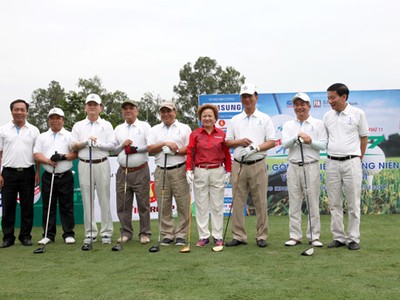 Bộ trưởng Bộ Kế hoạch và Đầu tư Nguyễn Chí Dũng (thứ 5 từ trái sang) cùng nguyên Bộ trưởng Võ Hồng Phúc (thứ 3 từ trái sang), nguyên Bộ trưởng Bùi Quang Vinh (thứ 2 từ trái sang) chụp ảnh cùng Ban Tổ chức trước giờ khai cuộc