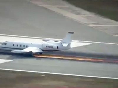 Máy bay rụng bánh, hạ cánh toé lửa