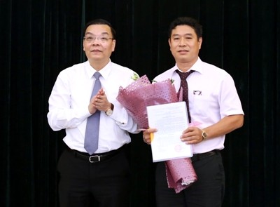 Bộ trưởng Chu Ngọc Anh trao quyết định và chúc mừng ông Trương Hồng Dương. Ảnh Bộ KH&CN