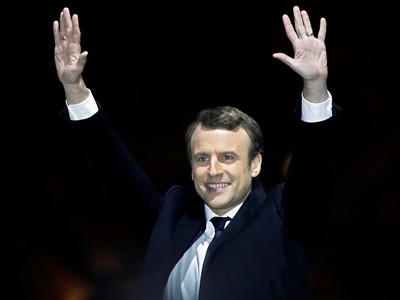 Ông Emmanuel Macron trên sân khấu tại sự kiện mừng chiến thắng diễn ra bên ngoài bảo tàng Louvre ở Paris tối 7/5. Ảnh:Reuters