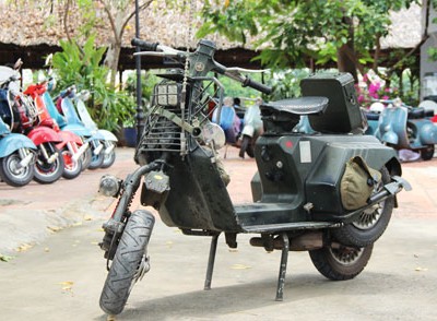 Vespa cổ độ phong cách nhà binh tại Sài Gòn. Ảnh:Khải Biền.