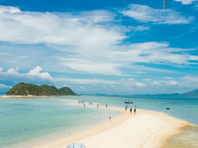 Ba con đường cho khách đi bộ giữa biển ở Việt Nam