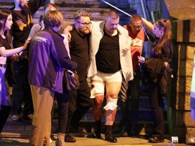 Một người bị thương được đưa ra ngoài. Ảnh:Telegraph.