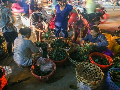 Người Sài Gòn tấp nập sắm đồ cúng Tết Đoan Ngọ