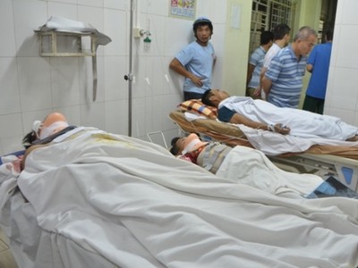 7 người bị thương được đưa đi cấp cứu. Ảnh:M.C