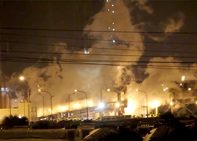 Sau vụ nổ, khói kèm mùi khét bốc lên tại nhà máy Formosa Hà Tĩnh. Ảnh:HT.