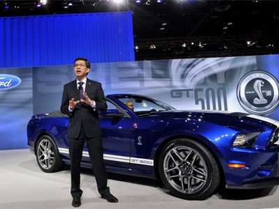 Tăng Thái Hậu giới thiệu mẫu Ford Mustang Shelby GT500 đời 2013.