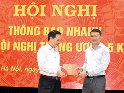 Thống đốc Lê Minh Hưng trao quyết định bổ nhiệm lại cho Phó Thống đốc Đào Minh Tú