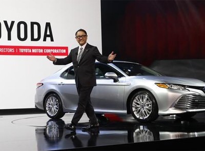 Ông Akio Toyoda giới thiệu Camry XLE 2018 tại triển lãm ôtô Bắc Mỹ diễn ra đầu năm nay. Ảnh:Reuters.