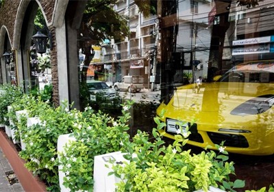 Một chiếc Porsche trưng bày ở một đại lý tại Bangkok, nơi bị cáo buộc bán xe ăn trộm từ Anh. Ảnh:AFP.