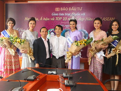 Ông Bùi Đức Hải, Phó tổng Biên tập thường trực Báo Đầu tư (áo trắng), tặng hoa cho Hoa hậu, Á hậu và Top 10 Miss ASEAN Frendship trước khi bước vào buổi giao lưu