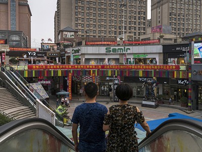 Nhiều trung tâm mua sắm, nhà hàng, quán karaoke mọc lên quanh nhà máy Foxconn. Ảnh:WSJ