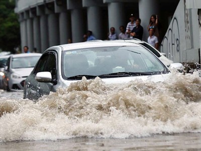 10 việc cần làm khi ôtô bị ngập nước - tài xế Việt cần nhớ