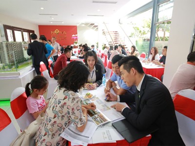 Đông đảo khách hàng tìm hiểu thông tin và giao dịch tại Novaland