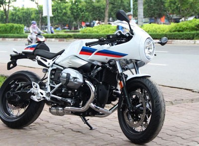 Mẫu xe phong cách cổ điển trên một con phố tại Sài Gòn.