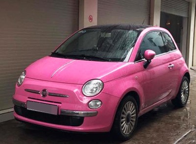 Một mẫu Fiat 500 đời 2010 rao bántại Sài Gòn. Ảnh:Nguyễn Đức.