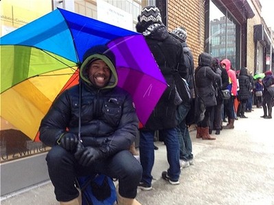 Robert Samuel không ngại xếp hàng trong thời tiết giá rét. Ảnh:SOLD