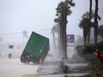 Bão Harvey quật ngã giá dầu, cuốn giá vàng tăng vọt