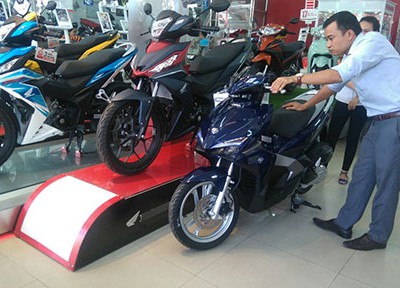 Khách hàng xem xe tại một đại lý ở Quận Bình Thạnh (TP.HCM).