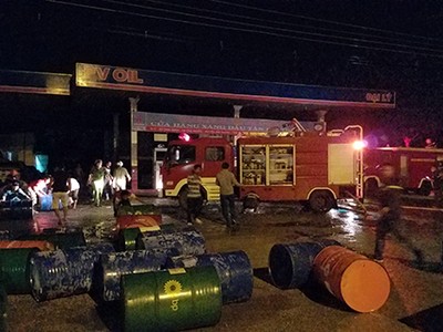 Cảnh sát kịp thời cứu cây xăng khỏi đám cháy. Ảnh:Xuân Thắng.