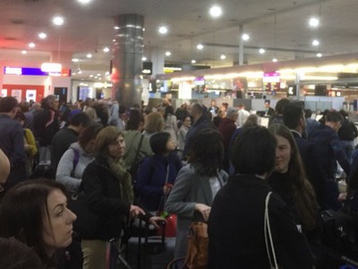 Hành khách chờ hệ thống máy tính phục hồi tại sân bay Melbourne, Australia. Ảnh:Twitter.