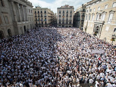 Người biểu tình mặc áo trắng tập trungở Madrid và Barcelona để kêu gọi chính phủ Tây Ban Nha đối thoại với vùng tự trị Catalonia. Ảnh:AP.