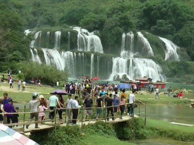 Du khách nườm nượp trẩy hội du lịch thác Bản Giốc