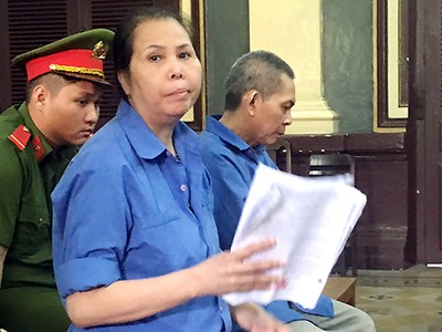 Vợ chồng Vân tại tòa hôm nay. Ảnh:Hải Duyên.