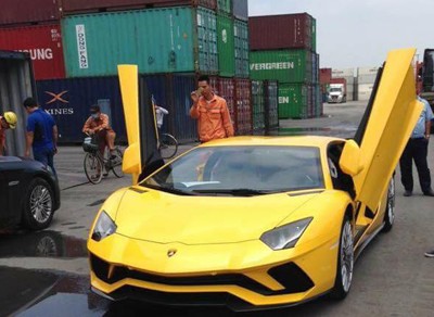 Mua Lamborghini Aventador S chính hãng nộp phí trước bạ gần 5 tỷ.