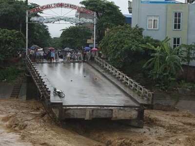 Gần 30 người thiệt mạng trong hai ngày mưa lũ hoành hành