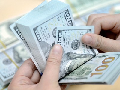 Người nước ngoài 'rửa' 100.000 USD ở Sài Gòn