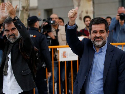 Ông Jordi Cuixart (trái) và Jordi Sanchez. Ảnh:Reuters.